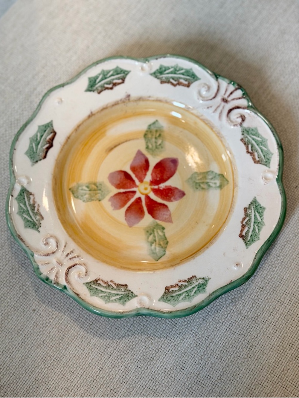 Royal Norfolk Scalloped Edge Rustic Holiday Plate. Poinsettia | Holiday | 8.5”